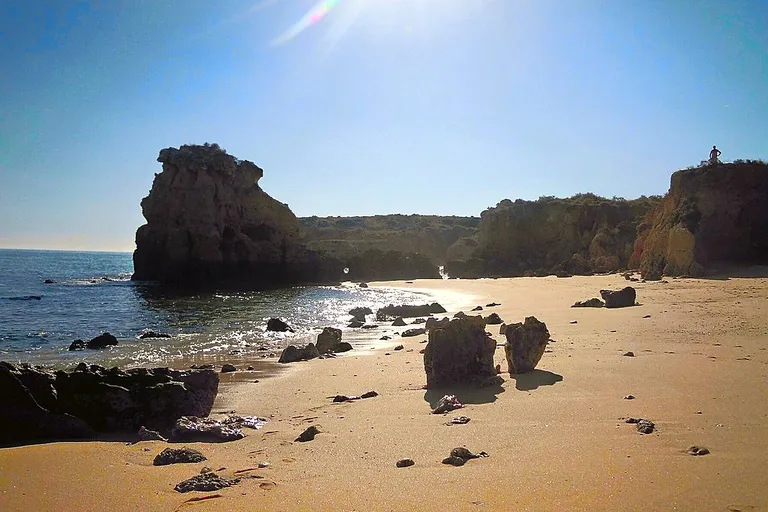 Vista da costa da Praia dos Arrifes com as suas formações rochosas isoladas.