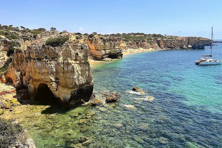 Vista da costa rochosa junto à Praia do Castelo, perto de São Rafael.
