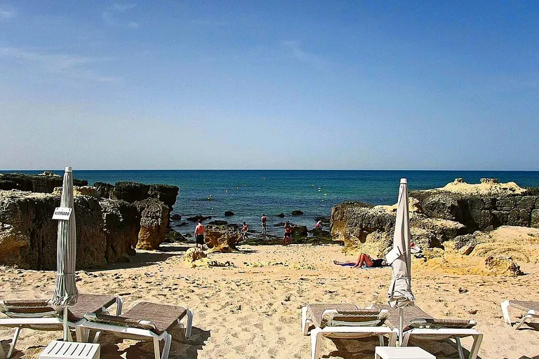 Vista da Praia do Evaristo com o seu mar calmo e penedos naturais.