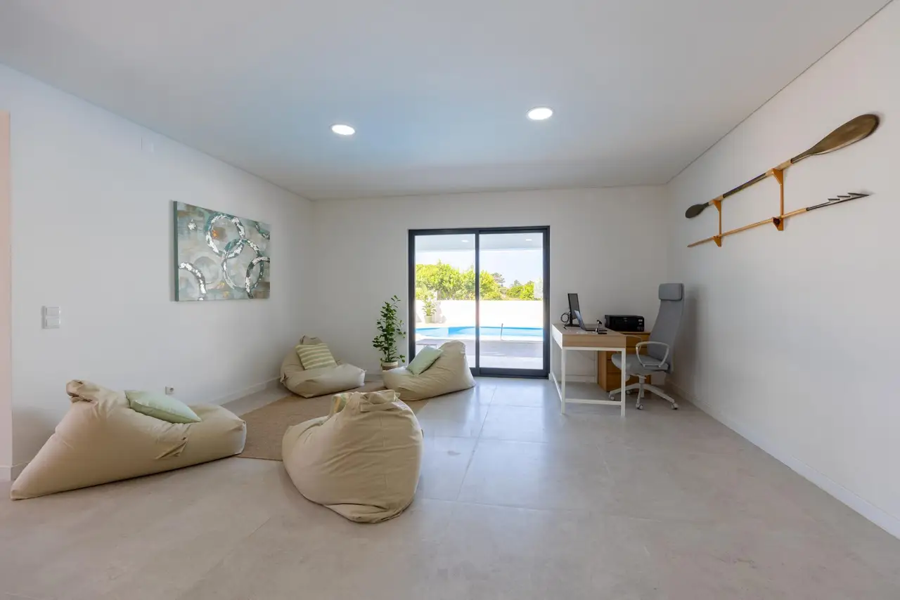 Sala ampla com vista para a piscina na Vivenda Vilhegas