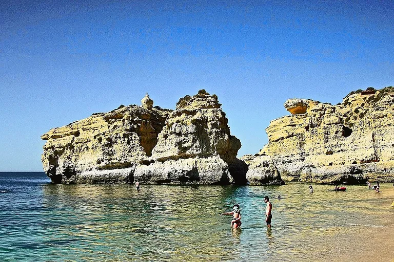 Formações rochosas e mar transparente vistos da Praia de São Rafael, Sesmarias.